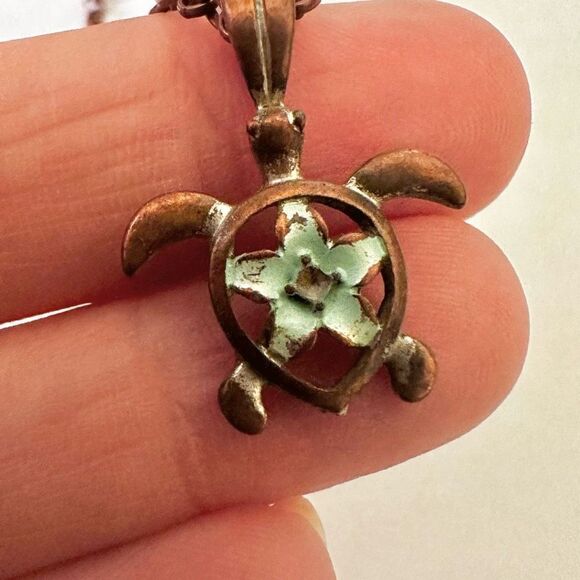 Copper tone and green turtle pendant necklace - Picture 3 of 8